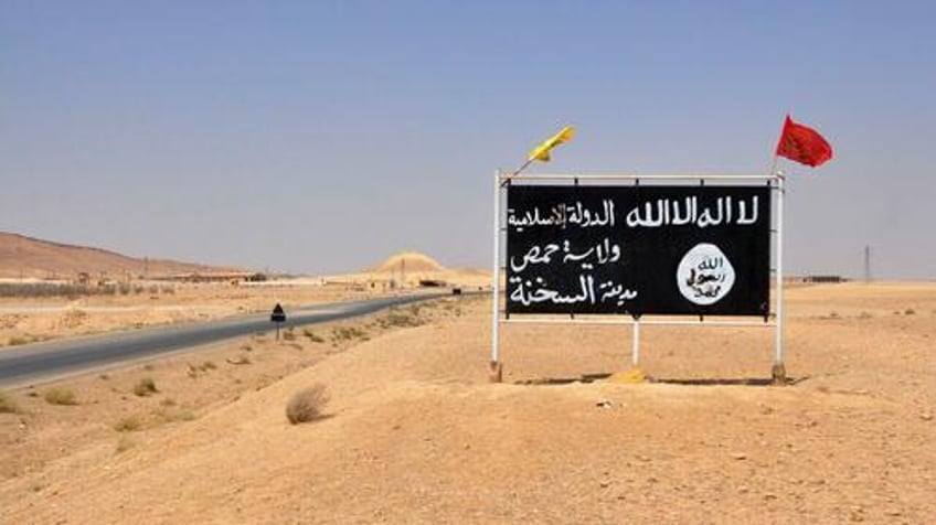 iraq warns of resurgent isis cells all over syrian desert