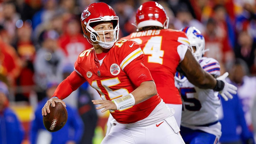 Patrick Mahomes launches the ball