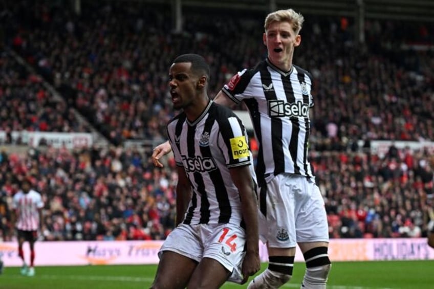 Newcastle's Alexander Isak (L) celebrates scoring against Sunderland