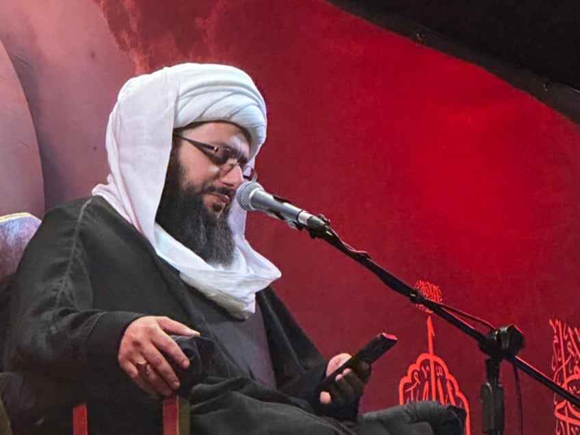 Sheikh Yasser al-Habib giving a lecture at Fadak Husseiniye, London during the month of Mu