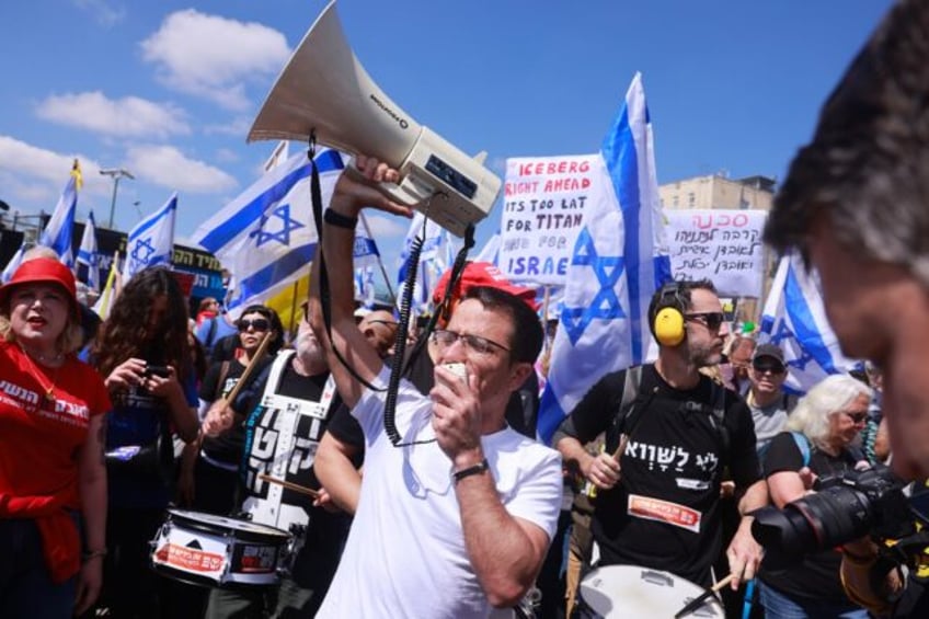 Anti-government demonstrators protest outside the Israeli prime minister's office in Jerus