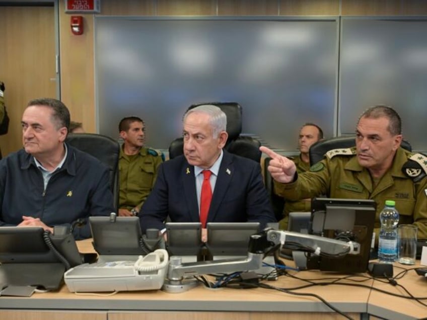 Netanyahu during attack on Yemen (Ma'ayan Toaf / GPO)