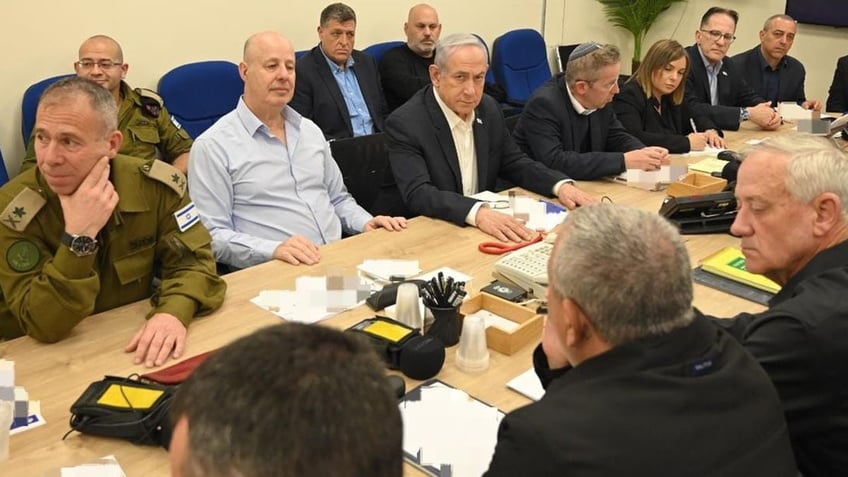 Netanyahu meets with war cabinet