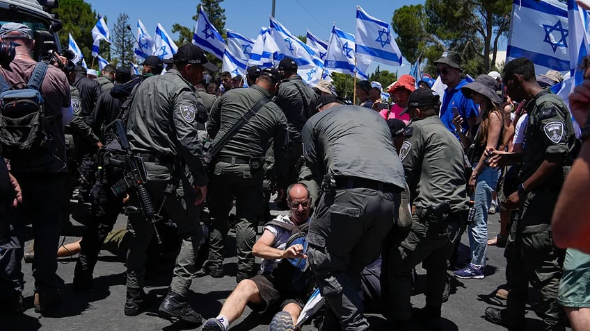 israel parliament passes netanyahus judicial reform bill amid mass protests