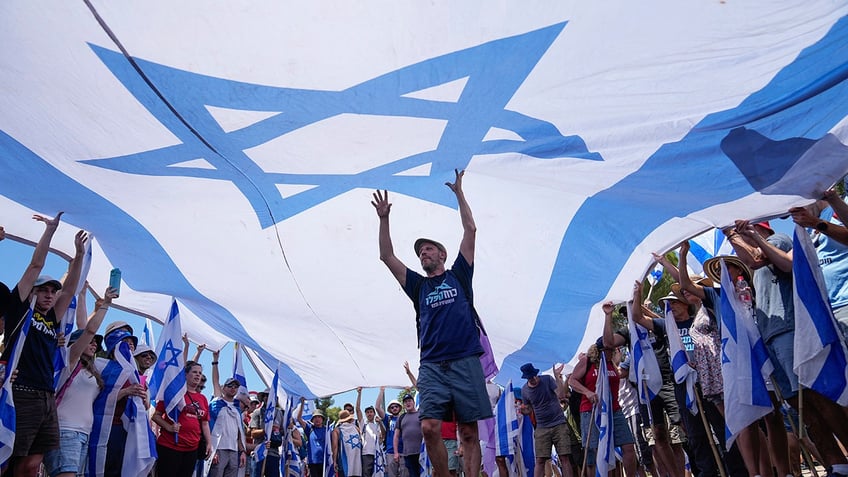 israel parliament passes netanyahus judicial reform bill amid mass protests
