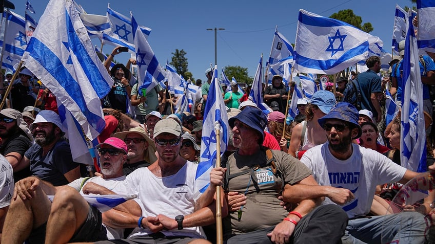israel parliament passes netanyahus judicial reform bill amid mass protests
