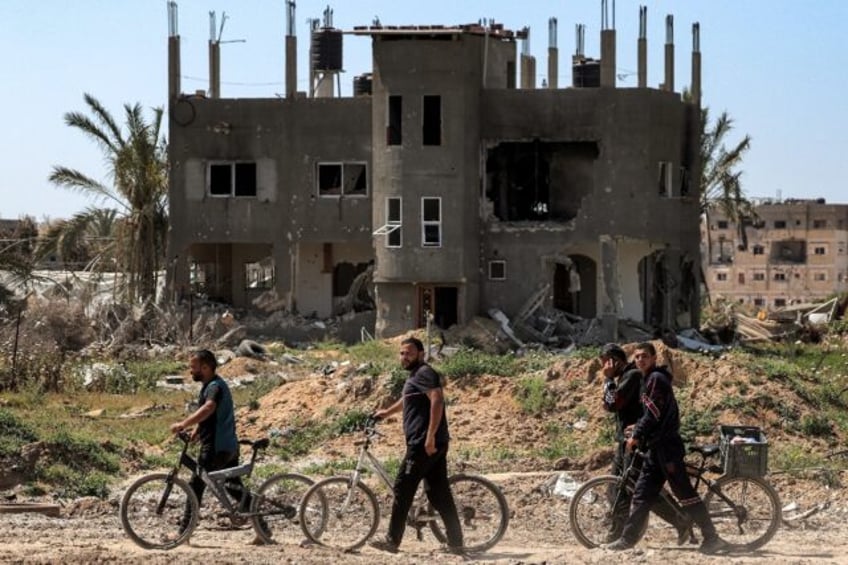 After troops left areas in and around the largely destroyed city of Khan Yunis, a stream o