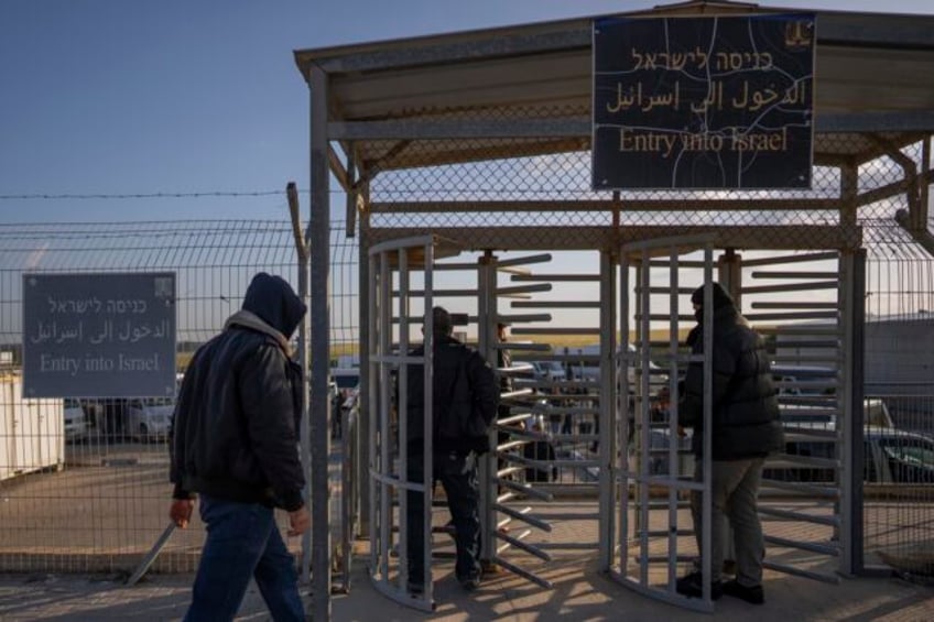 israel reopens gaza crossing for palestinian laborers after sealing it over rising tensions