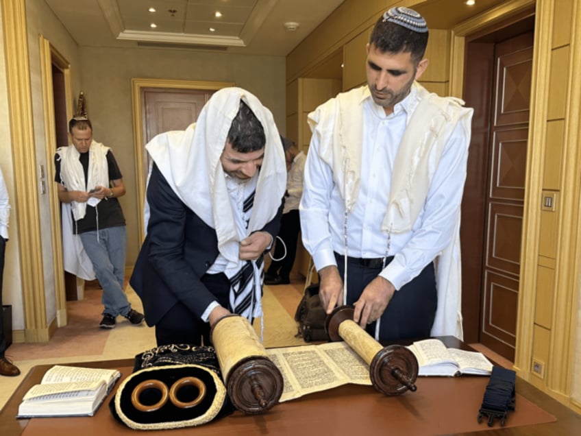 israeli delegation holds jewish prayers in saudi arabia