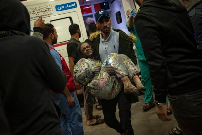 israeli forces raid gazas largest hospital where hundreds of patients are stranded by fighting