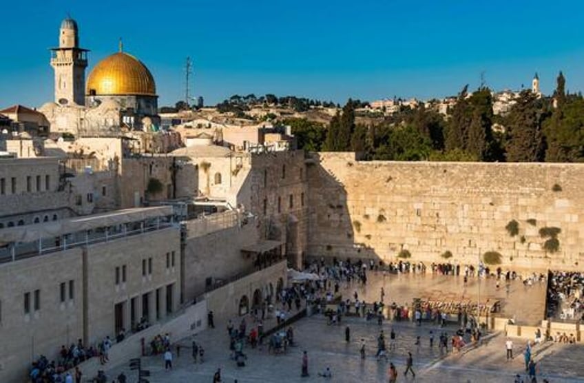 israeli group practices red heifer ritual in front of al aqsa mosque