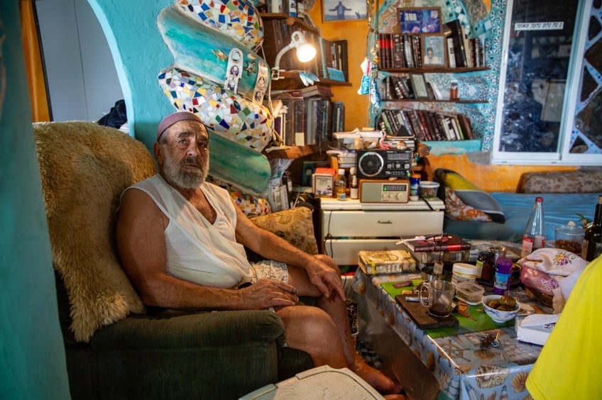 israeli man refuses to leave home he built into cliffside over 50 years despite eviction threat