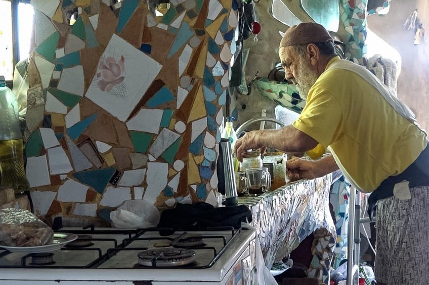 israeli man refuses to leave home he built into cliffside over 50 years despite eviction threat