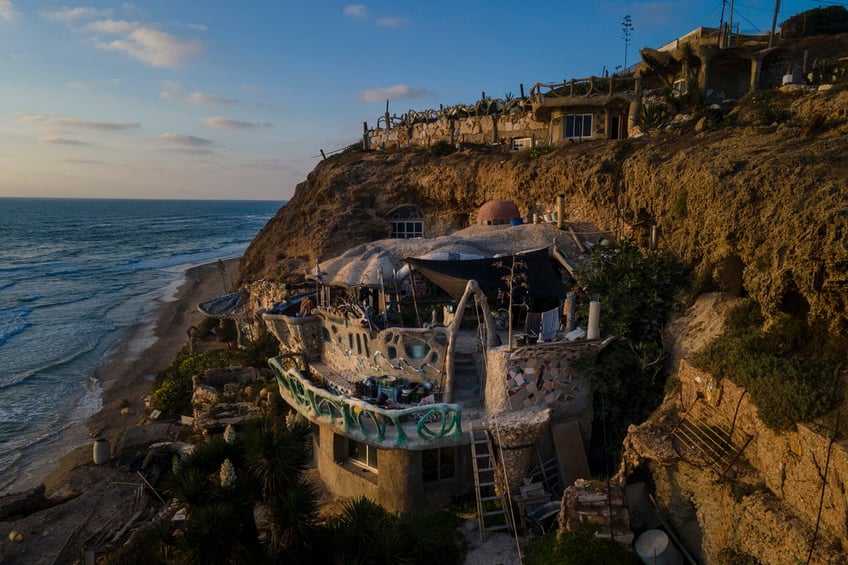 israeli man refuses to leave home he built into cliffside over 50 years despite eviction threat