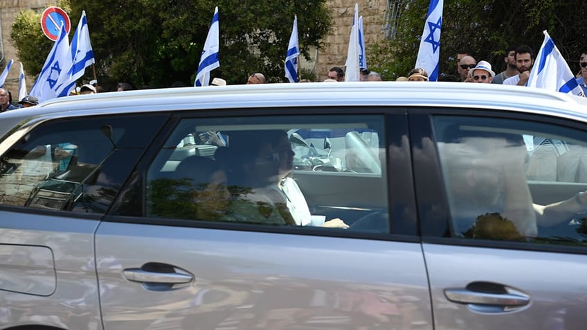 Goldberg-Polin in motorcade