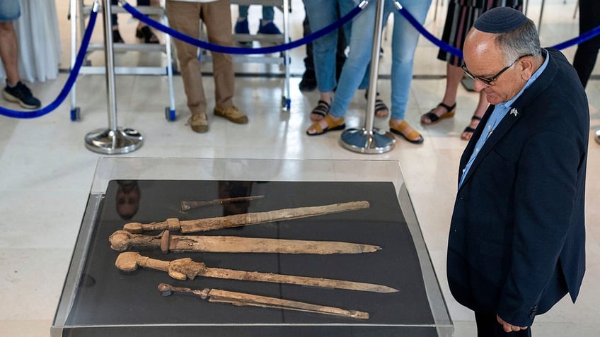 israeli researchers find four 1900 year old excellently preserved roman swords in dead sea cave