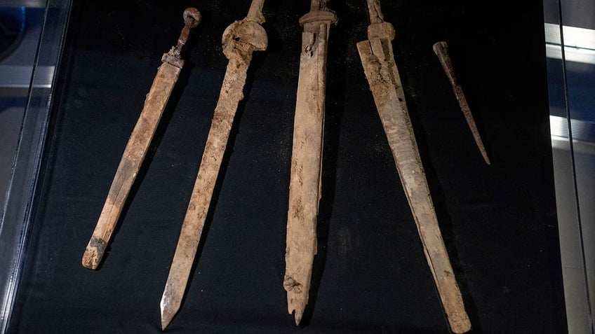 israeli researchers find four 1900 year old excellently preserved roman swords in dead sea cave