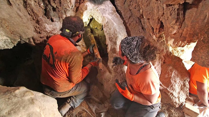 israeli researchers find four 1900 year old excellently preserved roman swords in dead sea cave