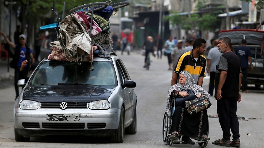 Palestinians flee Gaza