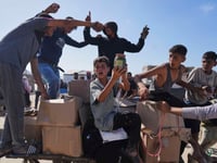 Israeli troops fire warning shots as Palestinians overwhelm new Gaza food center