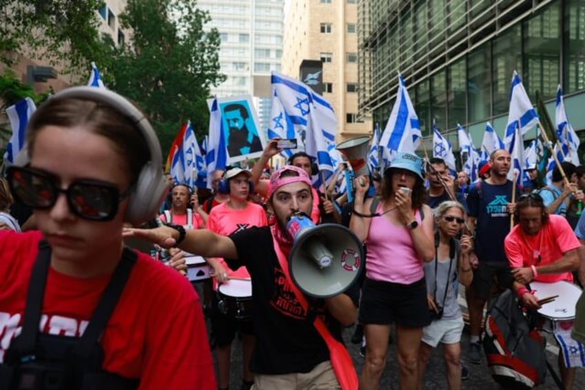 israelis throng train stations block roads to protest judicial reforms