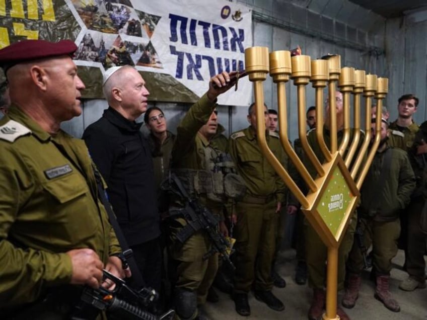 Yoav Gallant lights Hanukkah candles (Ariel Hermoni IMoD)