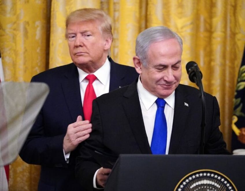 US President Donald Trump (L) and Israeli Prime Minister Benjamin Netanyahu enjoy a close