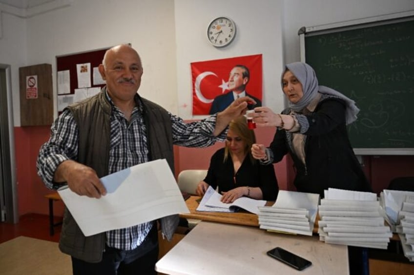 Some 61 million voters are choosing mayors across Turkey's 81 provinces