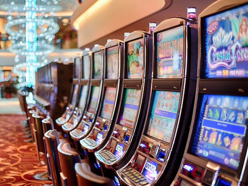 it happened again las vegas slot machine player wins 12 million at casino