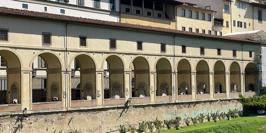 italys uffizi galleries vandalized with graffiti on exterior columns director calls for stiff penalties