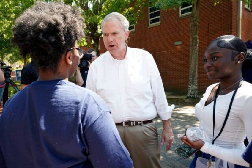 its now a 2 person mississippi governors race but independents name still appears on ballots