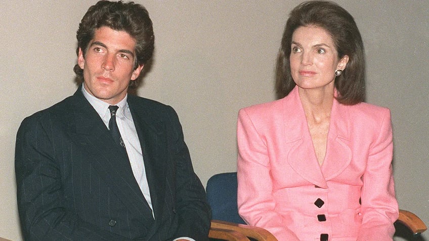 jackie kennedy underwhelmed by warren beattys bedroom skills after fling book claims self absorbed