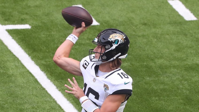 jaguars hold off bills late surge to collect second straight london win