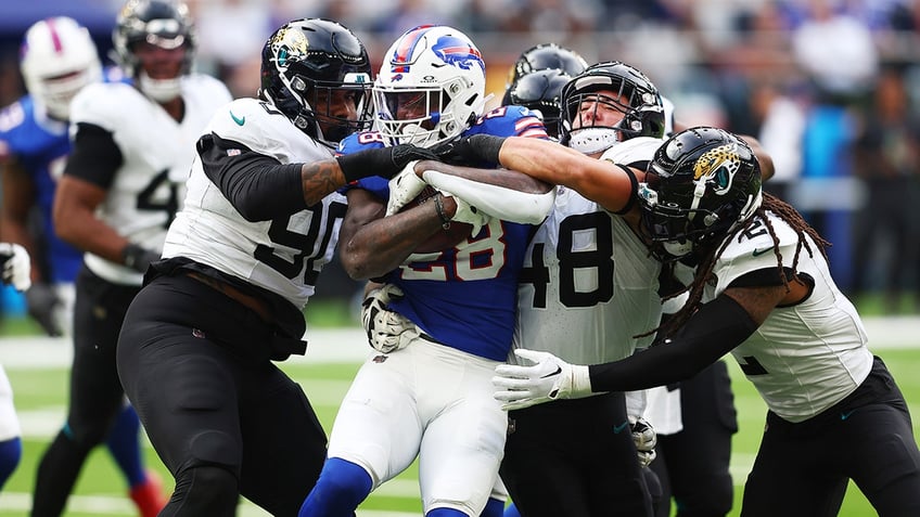 jaguars hold off bills late surge to collect second straight london win