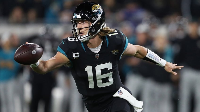 jaguars trevor lawrence suffers ankle injury needs help from trainers to get off field vs bengals