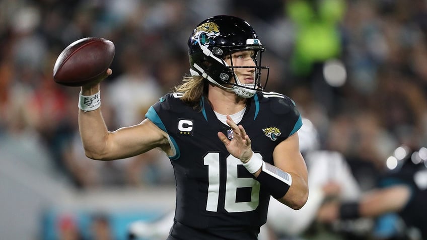 jaguars trevor lawrence suffers ankle injury needs help from trainers to get off field vs bengals