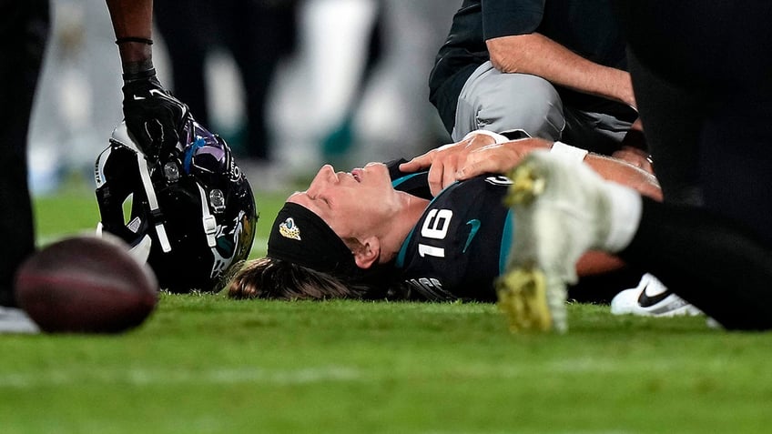 jaguars trevor lawrence takes blame for walking off field on injured ankle instead of using cart