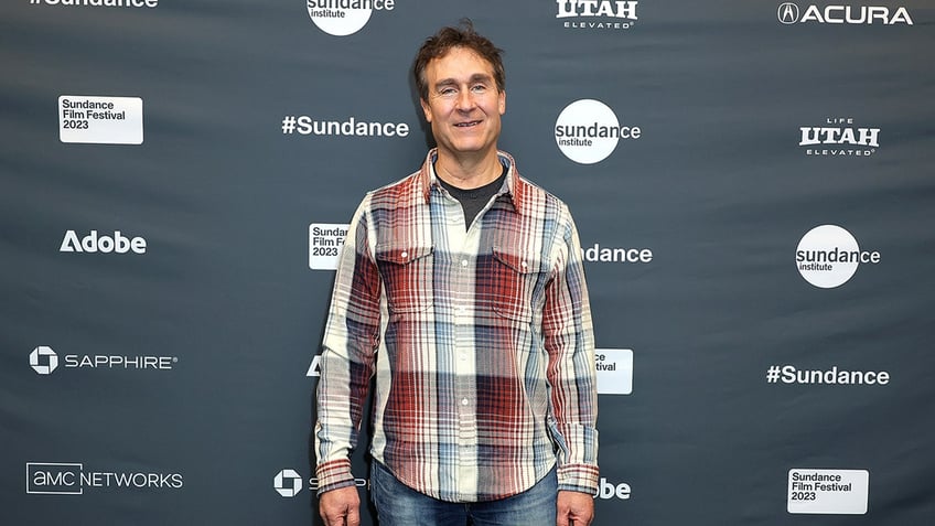 Doug Liman posing on a red carpet