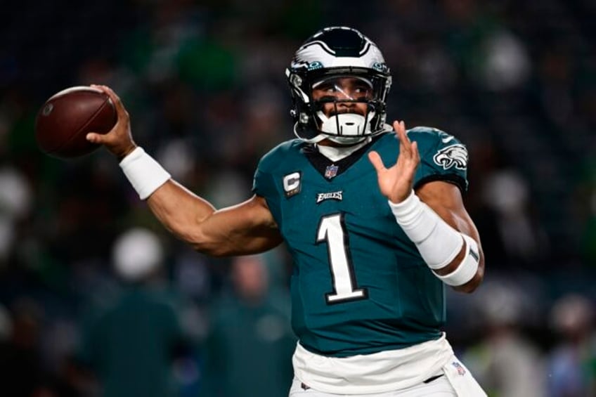 jalen hurts runs for 2 tds throws for a score eagles hold off fumble prone vikings 34 28