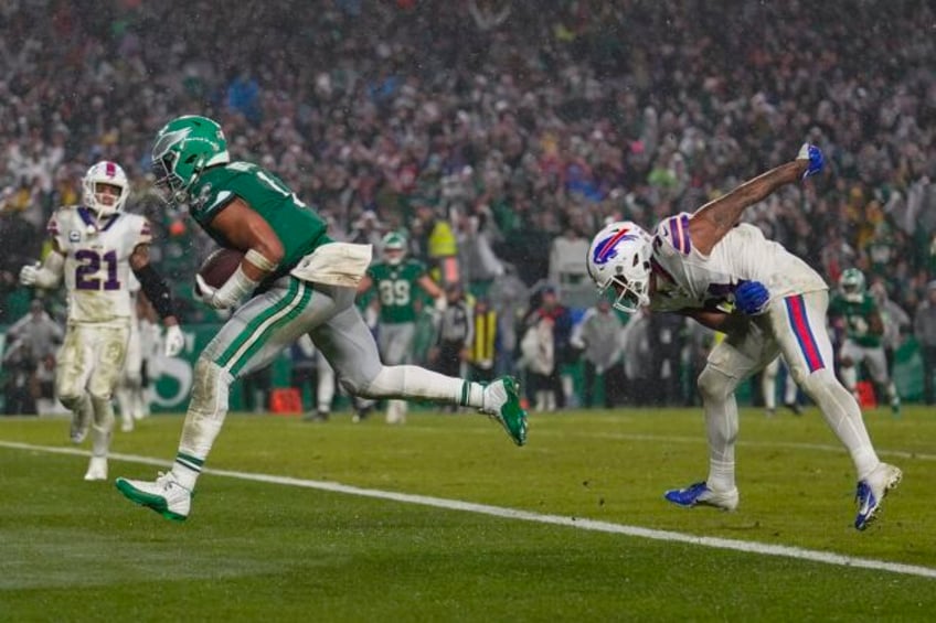 jalen hurts runs for winning td in overtime eagles rally past josh allen bills 37 34