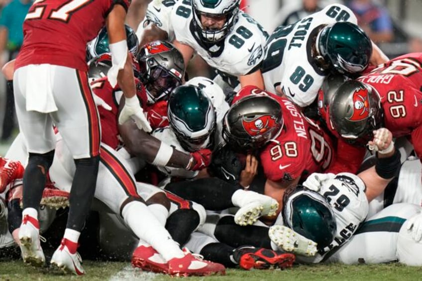 jalen hurts throws for td runs for another as eagles thump buccaneers 25 11 to remain unbeaten