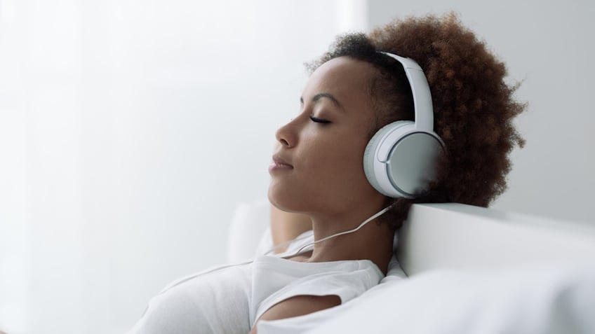 jam out listening to your favorite music can reduce pain new study suggests