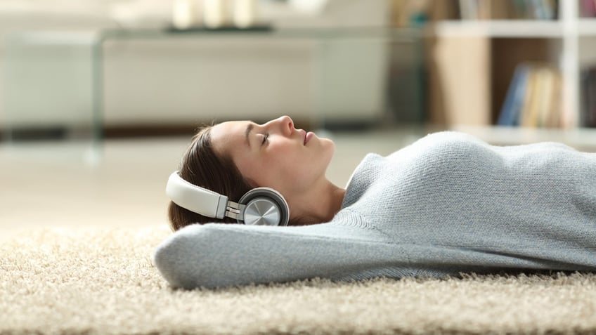 jam out listening to your favorite music can reduce pain new study suggests