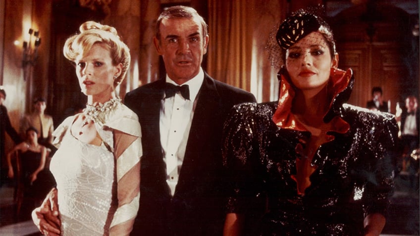 Sean Connery Kim Basinger Barbara Carrera