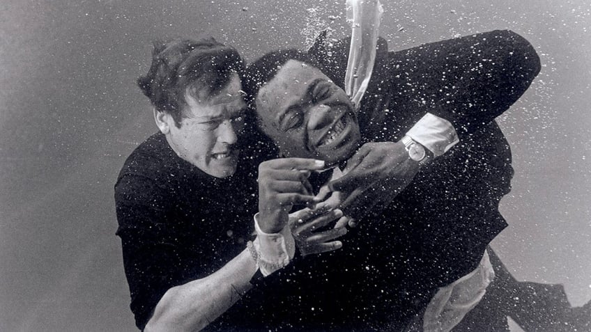 Roger Moore Yaphet Kotto