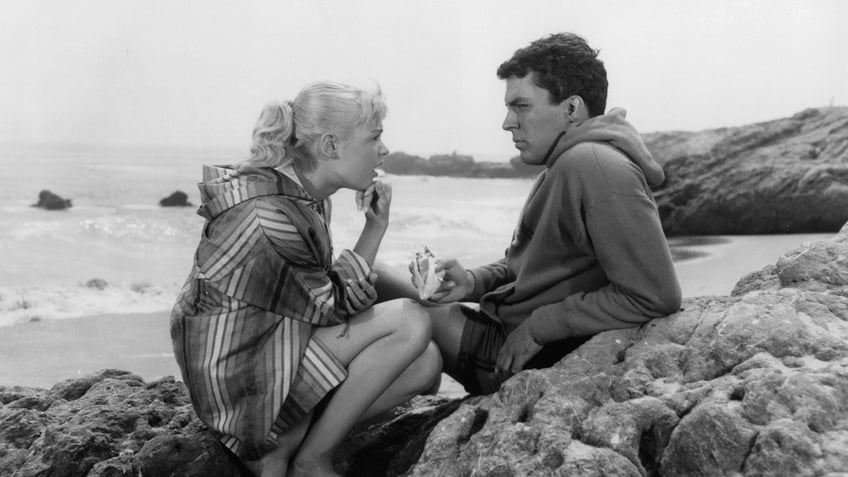 Sandra Dee and James Darren in a scene from Gidget