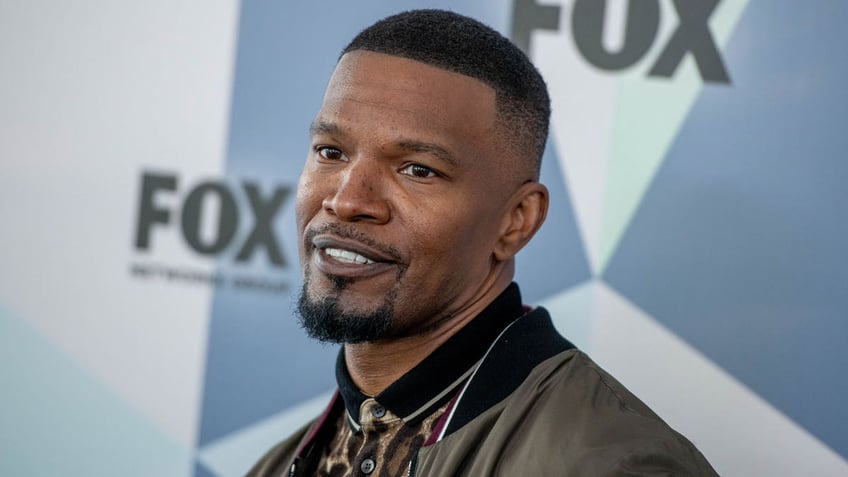 jamie foxx admits he couldnt walk after mystery illness i saw the tunnel i didnt see the light