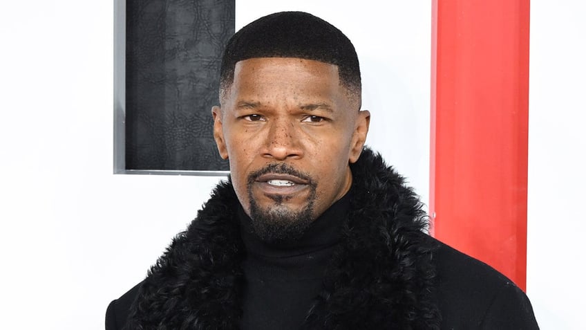 Actor Jamie Foxx wears black coat and turtleneck on red carpet