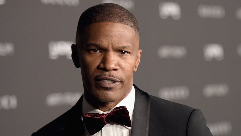 Jamie Foxx wears velvet bow tie on red carpet