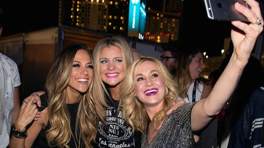 jana kramer calls miranda lambert rude over concert selfie incident